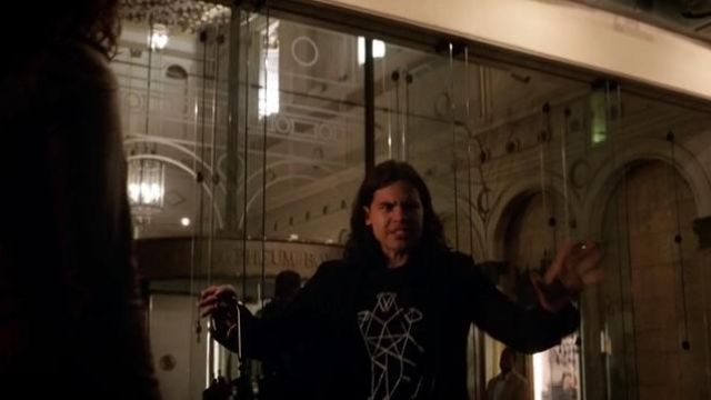 The black t-shirt "Cerbearus" bears a stylized Cisco Ramon (Carlos Valdes) in The Flash S02E07