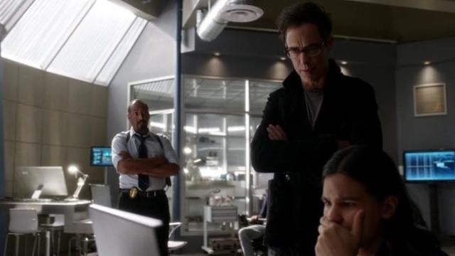 The black jacket G-Star from Dr. Harry Wells (Tom Cavanagh) in The Flash S02E07