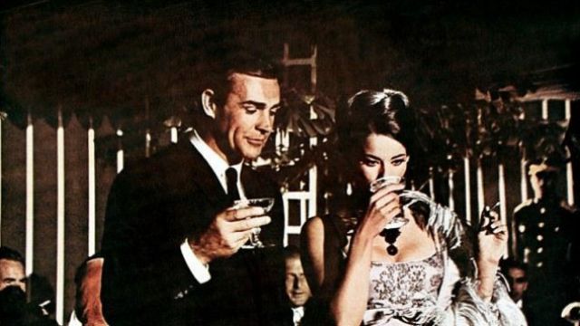 Le champagne Dom Perignon 1955 commandé par James Bond (Sean Connery) dans Opération Tonnerre