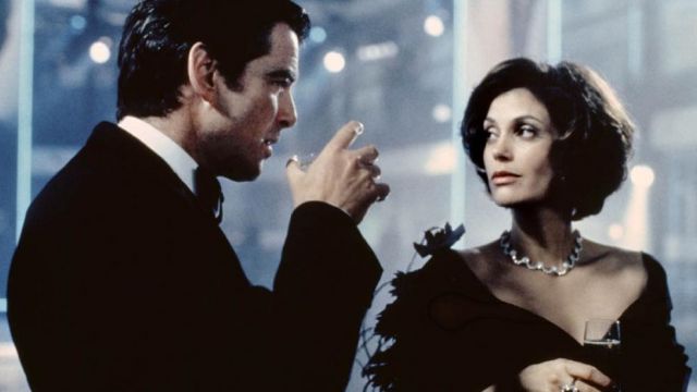 Le champagne Bollinger 1990 bu par James Bond (Pierce Brosnan) dans Demain ne meurt jamais