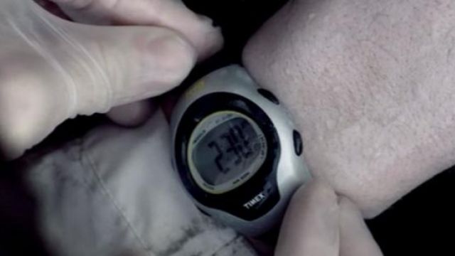 El reloj Timex sobre un cadáver en Sherlock