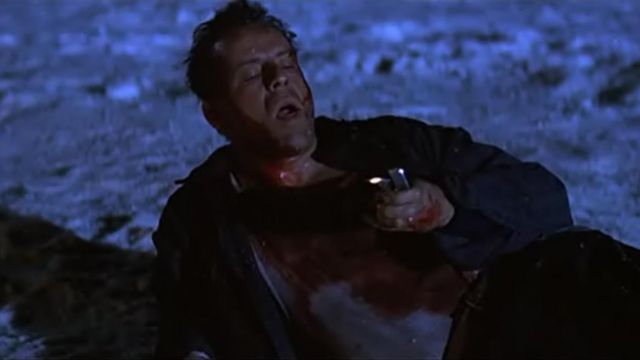 The lighter Zippo lighter to John McClane (Bruce Willis) in Die Hard 2 : 58 minutes to live