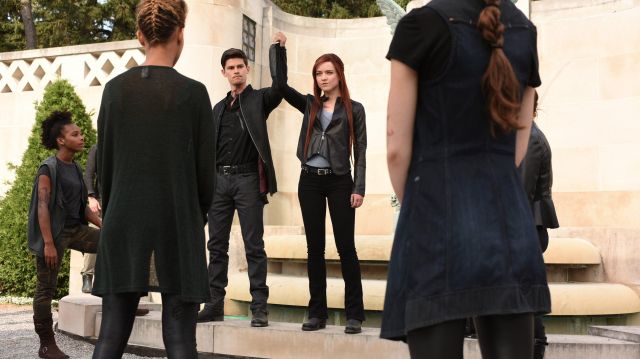 La veste en cuir de Jocelyn Fray (Maxim Roy) dans Shadowhunters S01E06