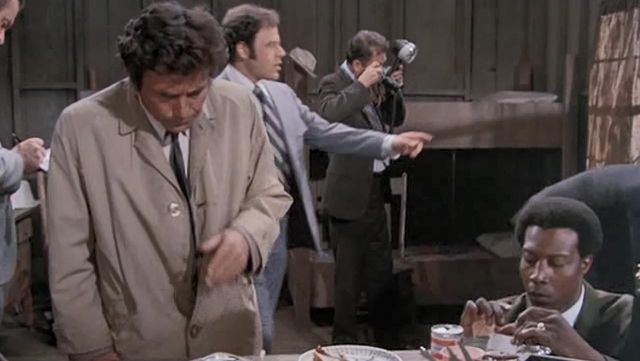 L'imperméable du lieutenant Columbo (Peter Falk) dans Columbo S02E02