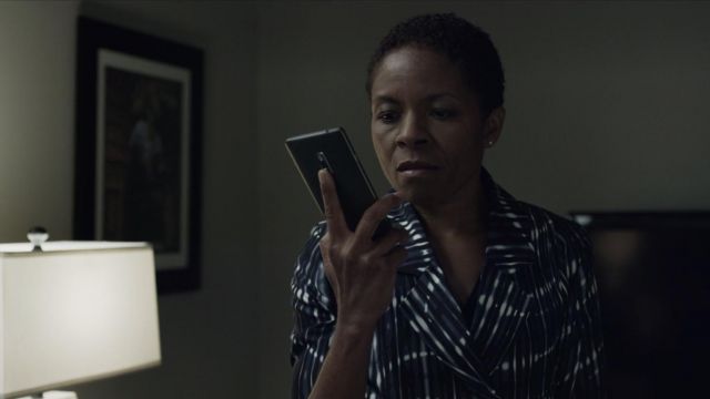 The smartphone OnePlus 2 of Celia Jones (LisaGay Hamilton) in House of Cards