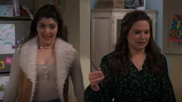 Chaleco abierto de gamuza sintética Forever 21 usado por Tia (Amanda Pérez) como se ve en How We Roll (S01E07)