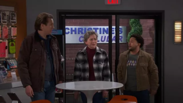 La veste utilitaire à carreaux Kooples portée par Helen (Julie White) vue dans How We Roll (S01E05)