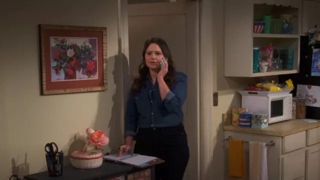 Nili Lotan Martine Denim Chemise portée par Jen (Katie Lowes) vue dans How We Roll (S01E05)