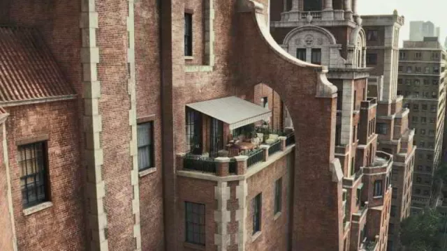 A building in Park Avenue in New York where is located the penthouse of Benoit Blanc (Daniel Craig) in Glass Onion: A Knives Out Mystery