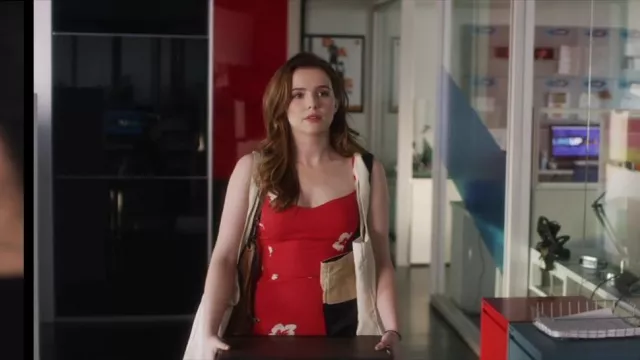 Robe florale rouge portée par Harper (Zoey Deutch) dans le film Set It Up