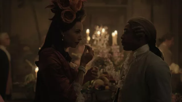 Pulsera de perlas usada por La Guimard (Minnie Driver) como se ve en Chevalier