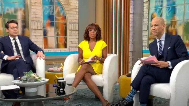 Karen Millen Robe crayon à col en V portée par Gayle King comme vu dans CBS Mornings le 18 avril 2023