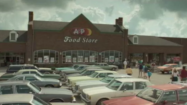 Meadowbrook Market Square como el supermercado A&P como se ve en las locaciones de la película White Noise