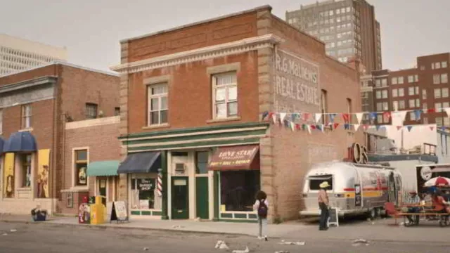An old shop in Fort Macleod in Alberta as the watch repair store in Downtown Austin visited by Sarah Miller (Nico Parker) in The Last of Us (S01E01)