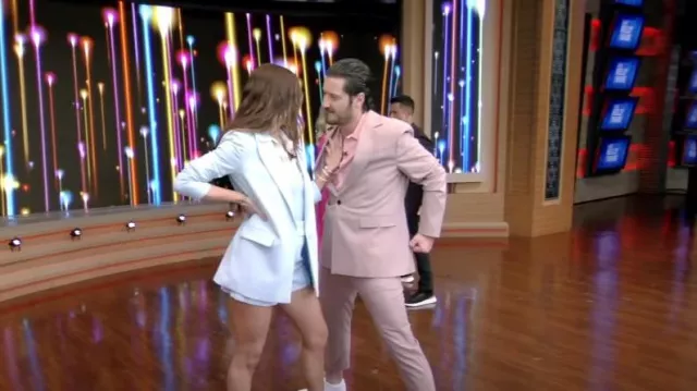 Alice + Olivia Justine Blazer usado por Jenna Johnson como se ve en LIVE with Kelly and Mark el 18 de abril de 2023