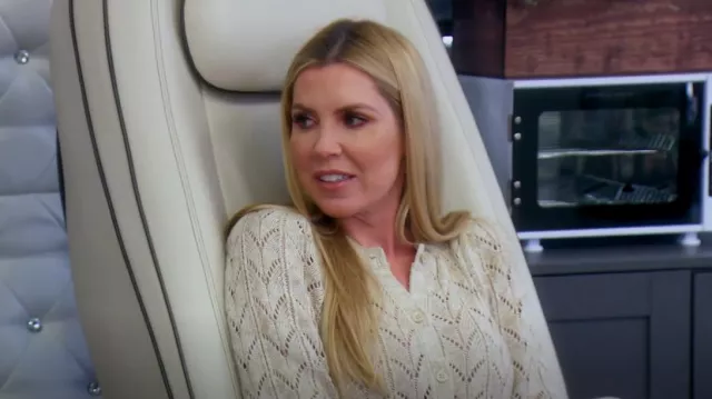 Alice + Olivia Kitty Pointelle à manches bouffantes Cardigan portée par le Dr Jen Armstrong comme on le voit dans The Real Housewives of Orange County (S16E09)