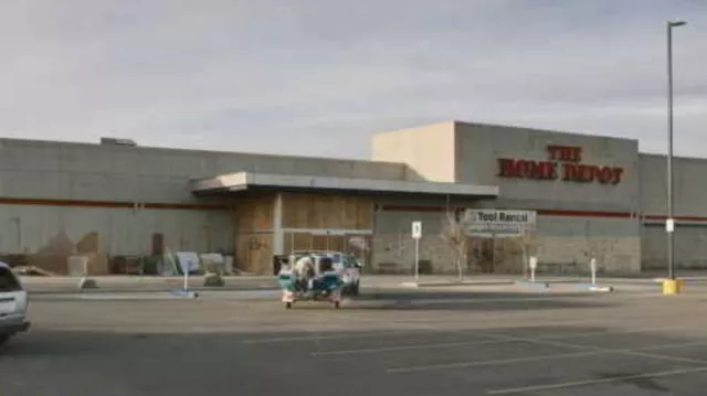 Lowe's Home Improvement store in Calgary as Home Depot visited by Bill (Nick Offerman) in The Last of Us (S01E03)