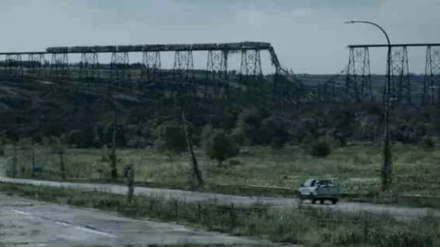 The Lethbridge Viaduct as a crumbling railway bridge as seen from the Crowsnest Highway in The Last of Us (S01E04)