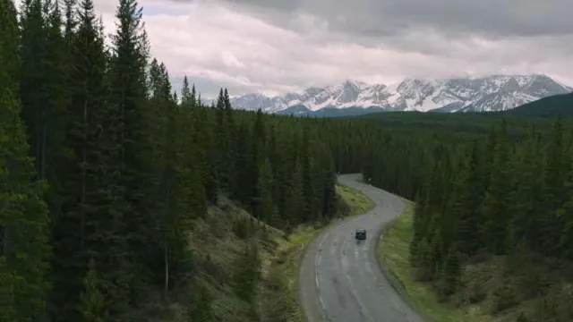The Kananaskis Lakes Trail as the beautiful bending road in the mountains in The Last of Us (S01E09)