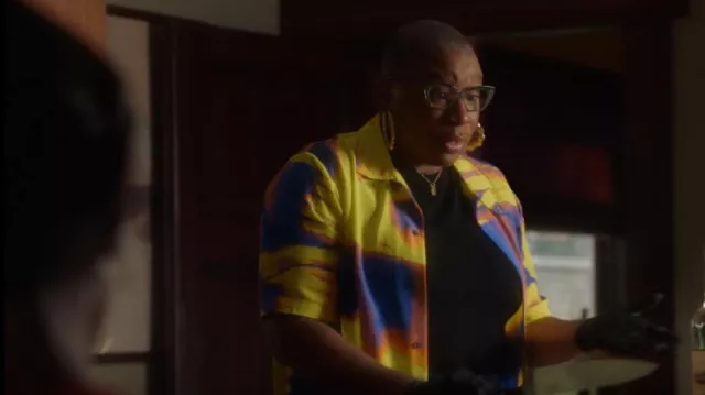 Alexander Mcqueen Chemise à manches courtes à motif abstrait portée par Henrietta 'Hen' Wilson (Aisha Hinds) vue dans le 9-1-1 (S06E14)