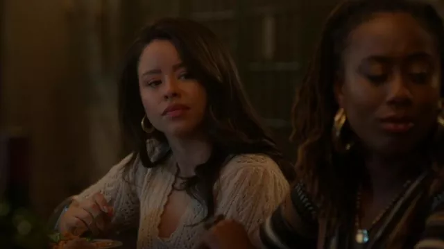 Wilfred Crochet V-Neck Sweater porté par Mariana Adams Foster (Cierra Ramirez) vu dans Good Trouble (S05E06)