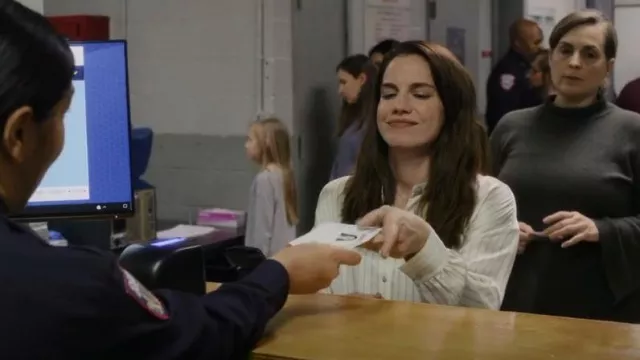 Vince PJ Stripe Silk Blouse worn by Vivian Kent (Anna Chlumsky) as seen in Inventing Anna (S01E01)