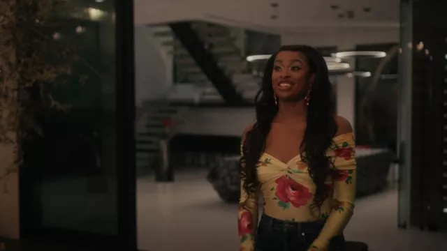 The Andamane Flo­ral-Print Off-Shoul­der Body­suit worn by Hilary Banks (Coco Jones) as seen in Bel-Air (S02E09)