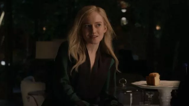 Robe midi drapée à rayures Monse portée par Anna Delvey (Julia Garner) comme on le voit dans Inventing Anna (S01E02)