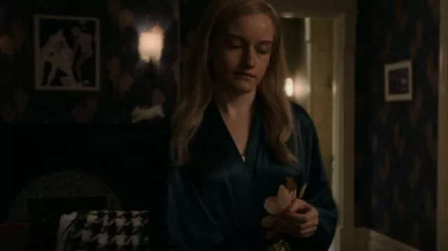 Kim+ono Charmeuse Kimono worn by Anna Delvey (Julia Garner) as seen in Inventing Anna (S01E03)