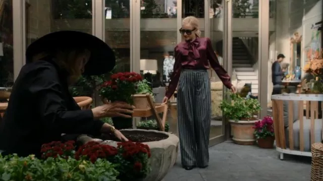 Dolce & Gabbana Tie Neck Stretch Satin Blouse porté par Anna Delvey (Julia Garner) comme vu dans Inventing Anna (S01E03)