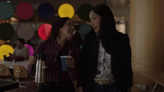 Akris Punto Stripe Tie Neck Silk Blusa usada por Addy como se ve en 9-1-1: Lone Star (S03E13)