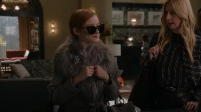 Manteau long Sentaler avec col de fourrure porté par Anna Delvey (Julia Garner) comme on le voit dans Inventing Anna (S01E05)