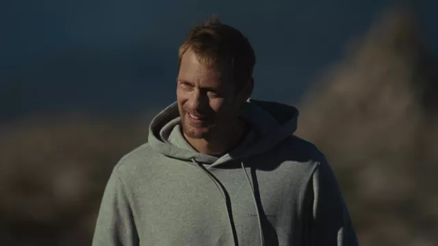 Tigre de Suède Sweat à capuche gris porté par Lukas Matsson (Alexander Skarsgård) vu dans la série télévisée Succession (S04E05)