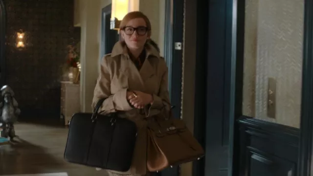 Alexander McQueen Peplum Trench porté par Anna Delvey (Julia Garner) comme on le voit dans Inventing Anna (S01E05)