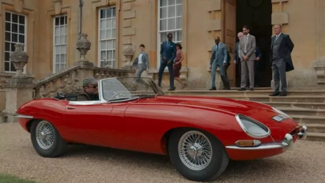 1967 Jaguar E-Type 4.2 Roadster Series I voiture en rouge conduite par le Premier ministre Nicol Trowbridge (Rory Kinnear) dans The Diplomat (S01E05)