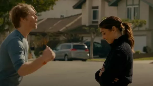 Alo Yoga Medium Sherpa Varsity Jacket porté par Kensi Blye (Daniela Ruah) comme vu dans NCIS: Los Angeles (S14E18)