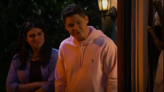 Sweat à capuche Penguin original porté par Quinten (Matt Shively) comme on le voit dans Lopez vs Lopez (S01E19)