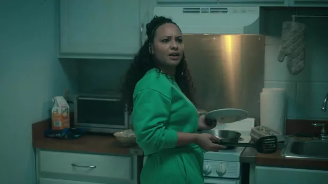Pantalones de chándal verdes y top usados por Ashley Jones (Jasmine Cephas Jones) como se ve en Blindspotting (S02E03)