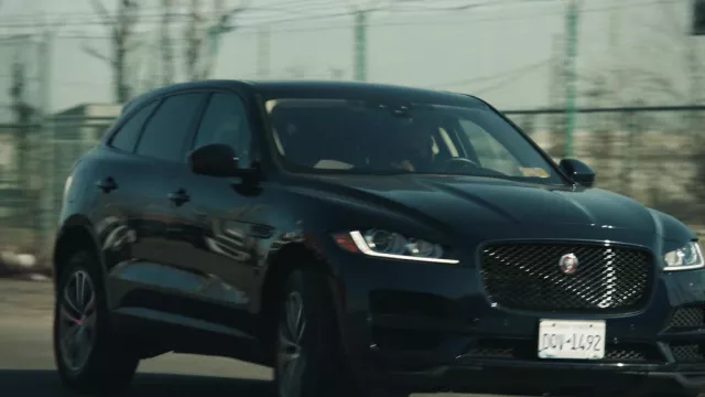 Jaguar F-PACE SUV utilizado por como se ve en la serie de televisión The Equalizer (S03E15)