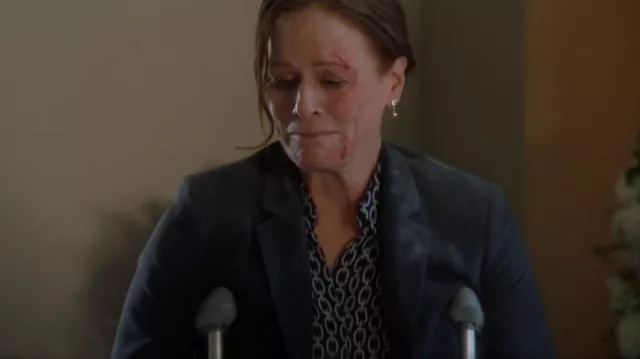 Theory Carissa Blazer porté par l’agente Carol Branford (Michelle Bernard) comme on le voit dans le 9-1-1 (S06E14)