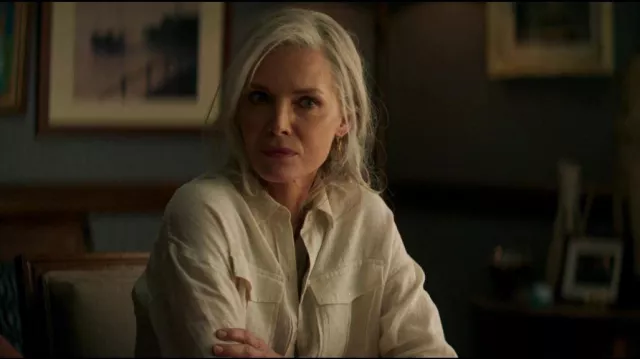 Chemise oversize à col V boutonné porté par Janet Van Dyne (Michelle Pfeiffer) dans Ant-Man and the Wasp: Quantumania