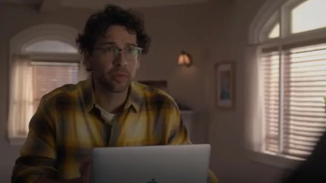 Chemise en flanelle ajustée régulière à manches longues de l’Arizona portée par Edward (Rick Glassman) comme on le voit dans Not Dead Yet (S01E11)