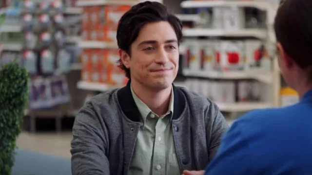 Banana Republic Veste de baseball bicolore portée par Jonah (Ben Feldman) vue dans Superstore (S01E01)