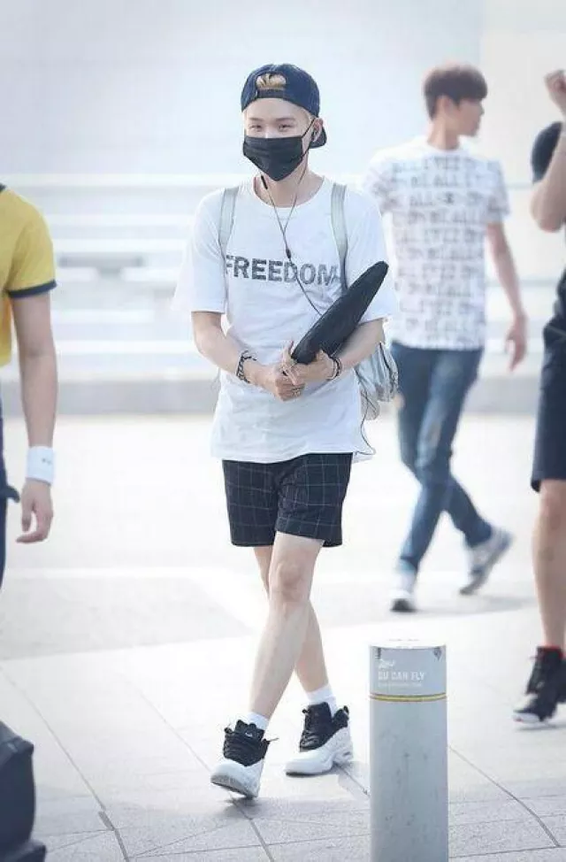 Zapatillas blancas y negras usadas por Yoongi aka Suga de BTS en el aeropuerto