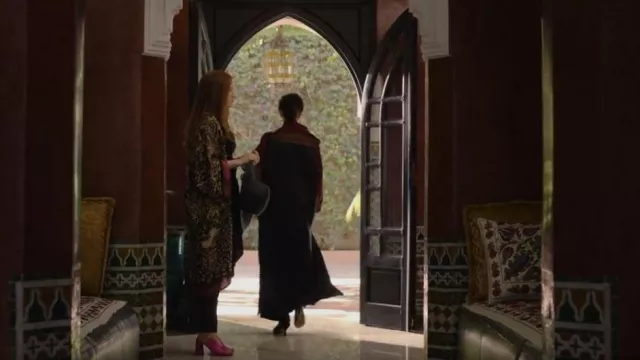 Etro Leop­ard Print Silk-Blend Robe worn by Anna Delvey (Julia Garner) as seen in Inventing Anna (S01E06)