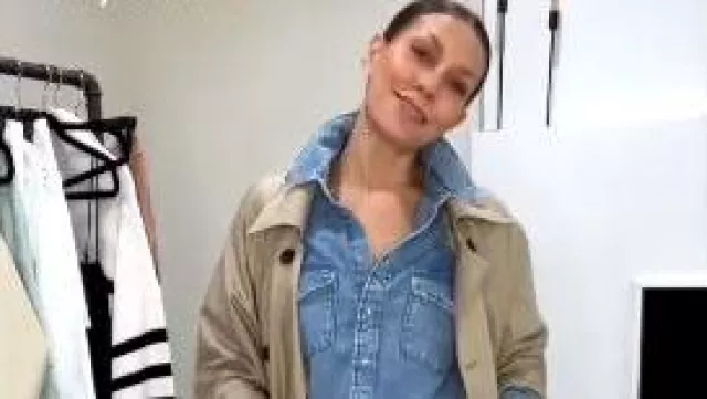 Chemise en denim Mango Chest-Pocket portée par Melissa Garcia comme on le voit dans Today with Hoda & Jenna le 27 avril 2023