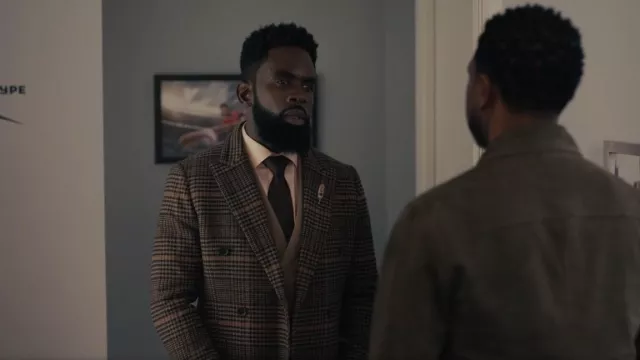 Manteau à double poitrine Scotch & Soda porté par Geoffrey (Jimmy Akingbola) vu dans Bel-Air (S02E10)