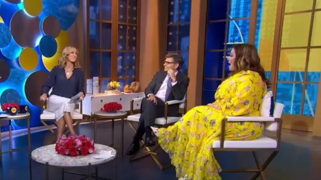 Vestido de gasa floral con volantes Mac Duggal en amarillo usado por Melissa McCarthy en Good Morning America el 25 de abril de 2023