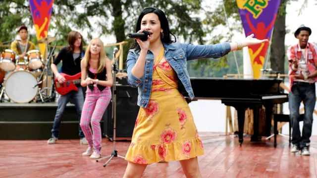 Robe florale jaune portée par Mitchie (Demi Lovato) dans le film Camp Rock 2: The Final Jam