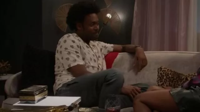 Chemise à manches courtes All Saints Snakeheart portée par Noah Koles (Echo Kellum) comme on le voit dans Grand Crew (S02E09)